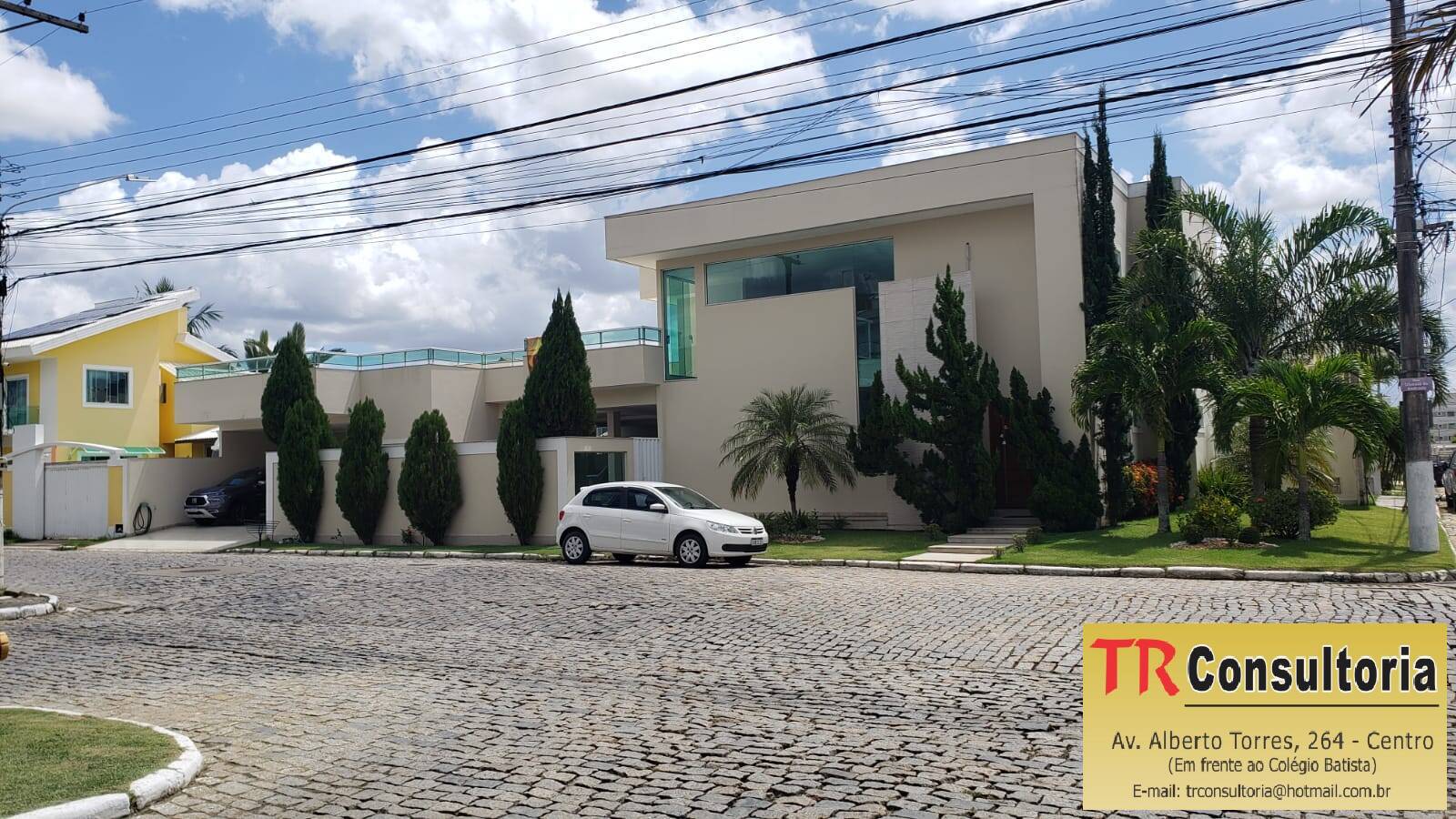 Linda casa no condomínio Sonho Dourado.